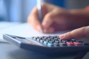 CNBC: Franţa, prinsă între protestele studenţilor şi presiunea pieţelor financiare